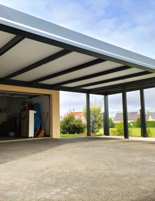 grand carport pour plusieurs voitures